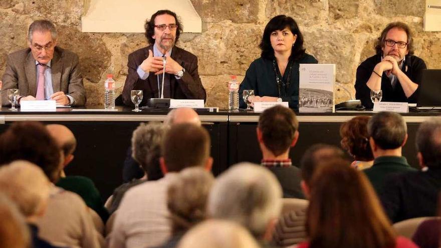 Luis Díaz Viana, segundo por la izquierda, en la presentación del libro, ayer en Valladolid.