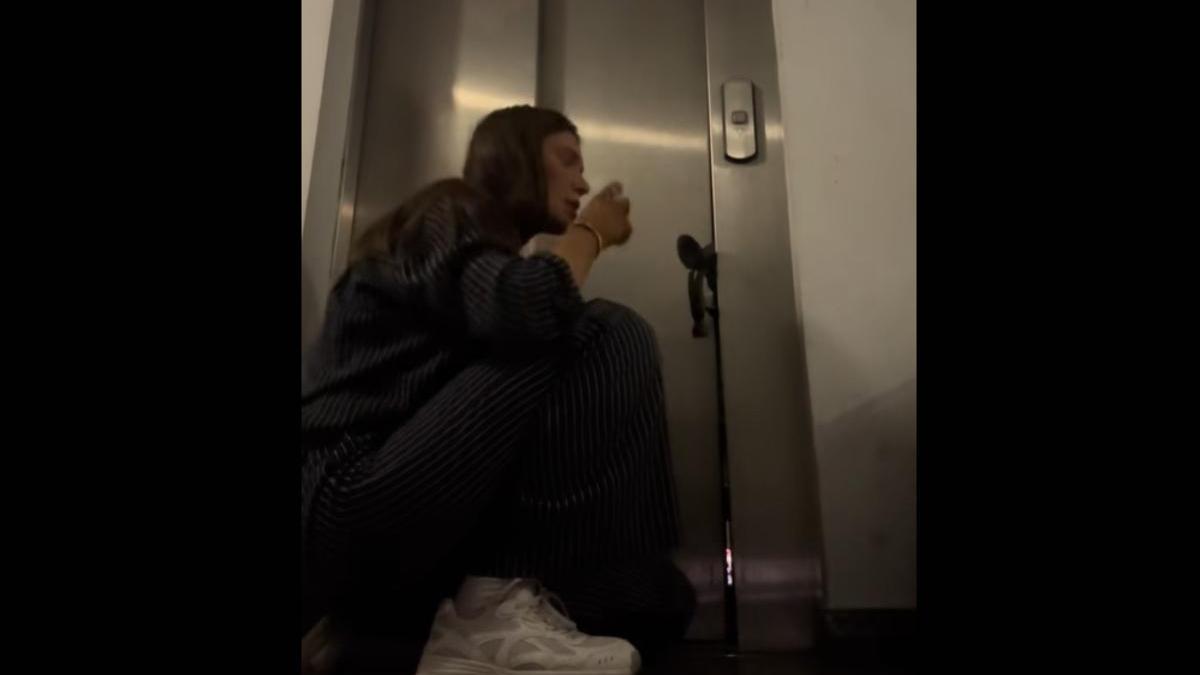 La joven, frente al ascensor en el que estaba atrapado su vecino durante el apagón eléctrico.