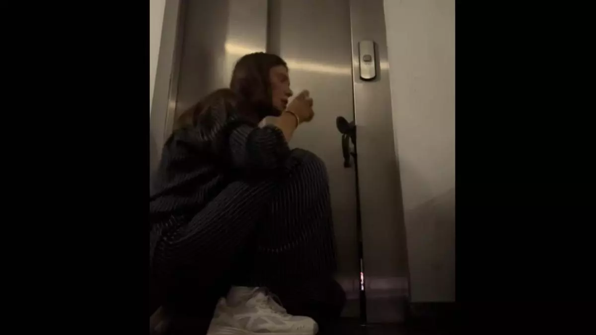 Pasa horas atrapado en un ascensor durante el apagón y su vecina denuncia lo que pasó: "Mejor me guardo mi opinión"