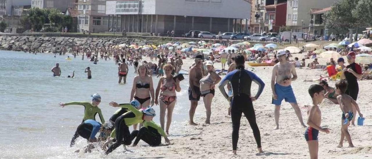 Bañistas en Rodeira, donde se registran algunos de los alquileres de verano más caros de la comarca de O Morrazo. // Santos Álvarez