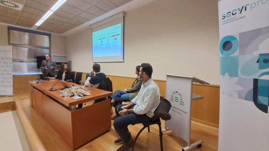 Responsables de Sacyr, ayer, en el campus de Mieres durante la intervención de José Dorantes, al fondo. | D. M.