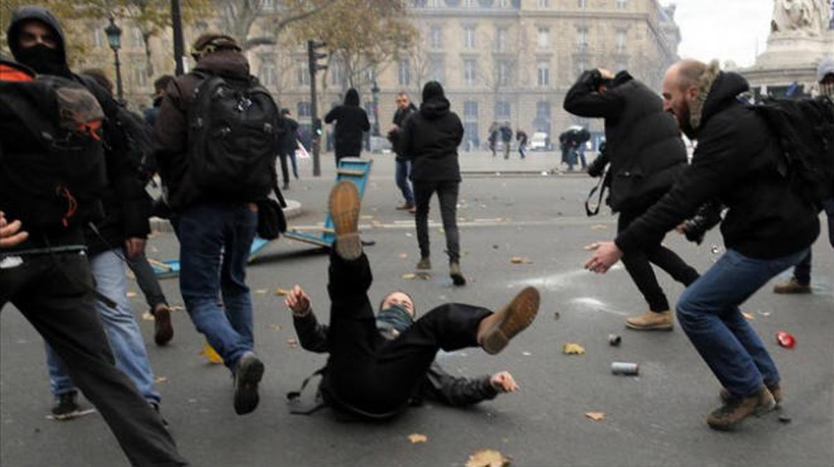 La Cumbre del Clima en París ha comenzado con protestas. Los manifestantes se han enfrentado a la policía, que los ha reprimido con gases lacrimógenos. 