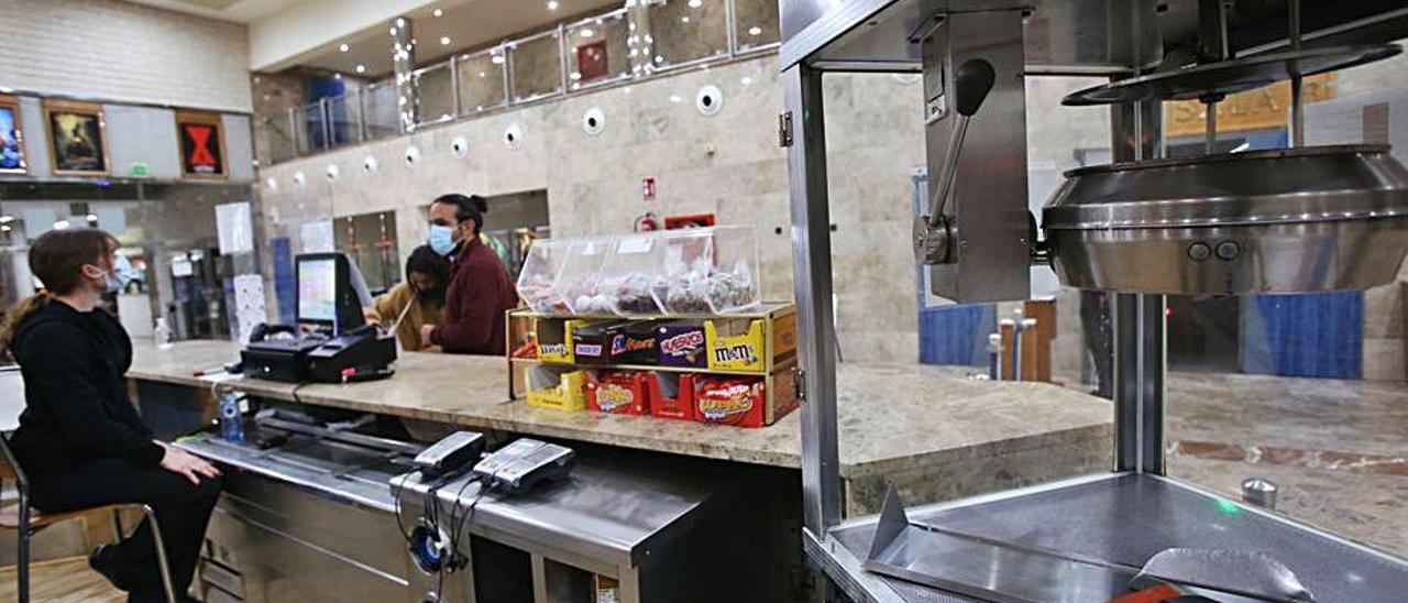 Máquina de palomitas parada en los cines Aana San Juan.