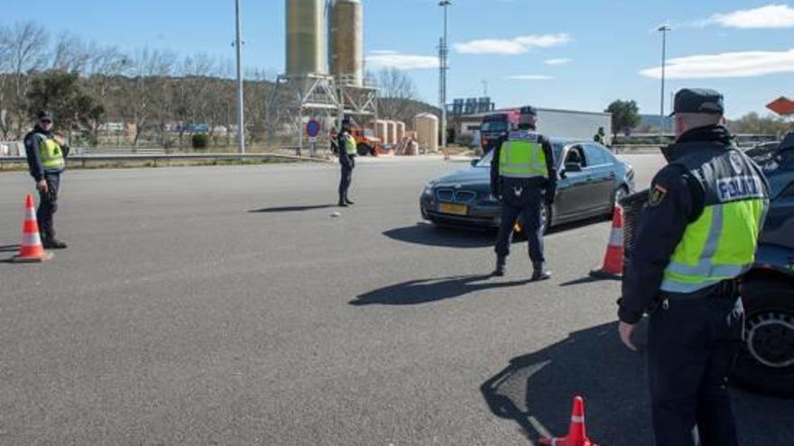 Agents de la Policia Nacional a la Jonquera, en un control a la frontera, en una imatge d&#039;arxiu.