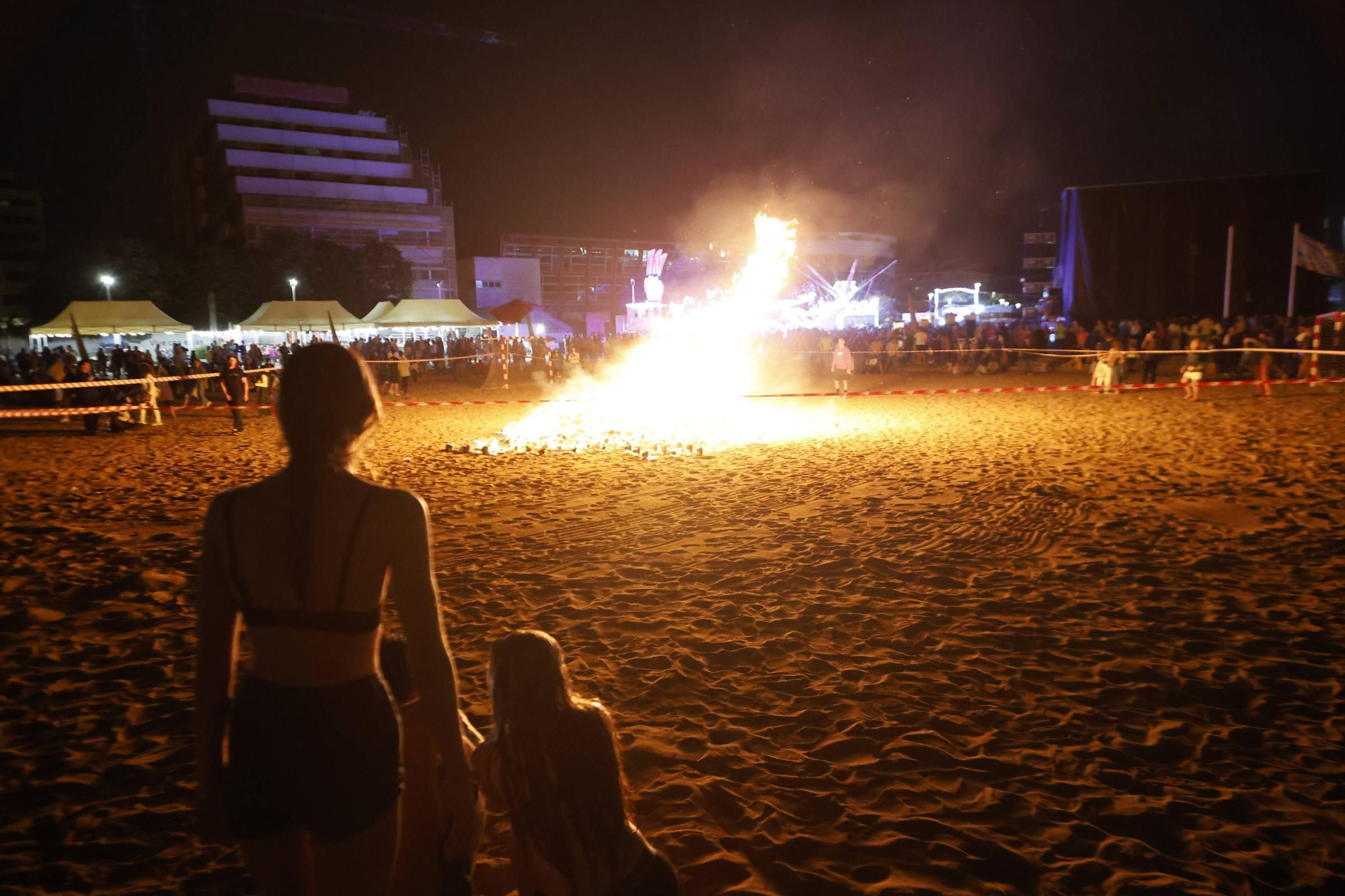 Fuegos artificiales, música, flores, hoguera... la celebración de San Juan en Gijón, en imágenes
