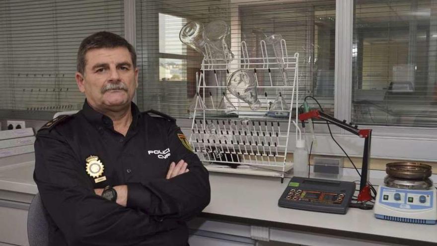 Vicente Riveiros, jefe de la Brigada de Policía Científica, en uno de sus laboratorios.