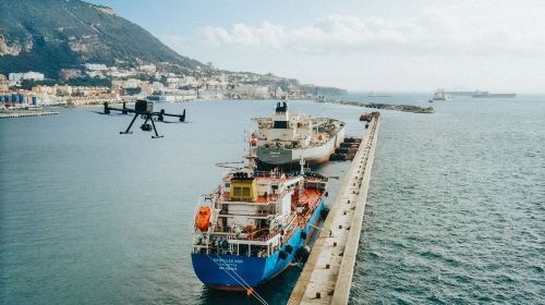 Un repartidor que sobrevuela el mar