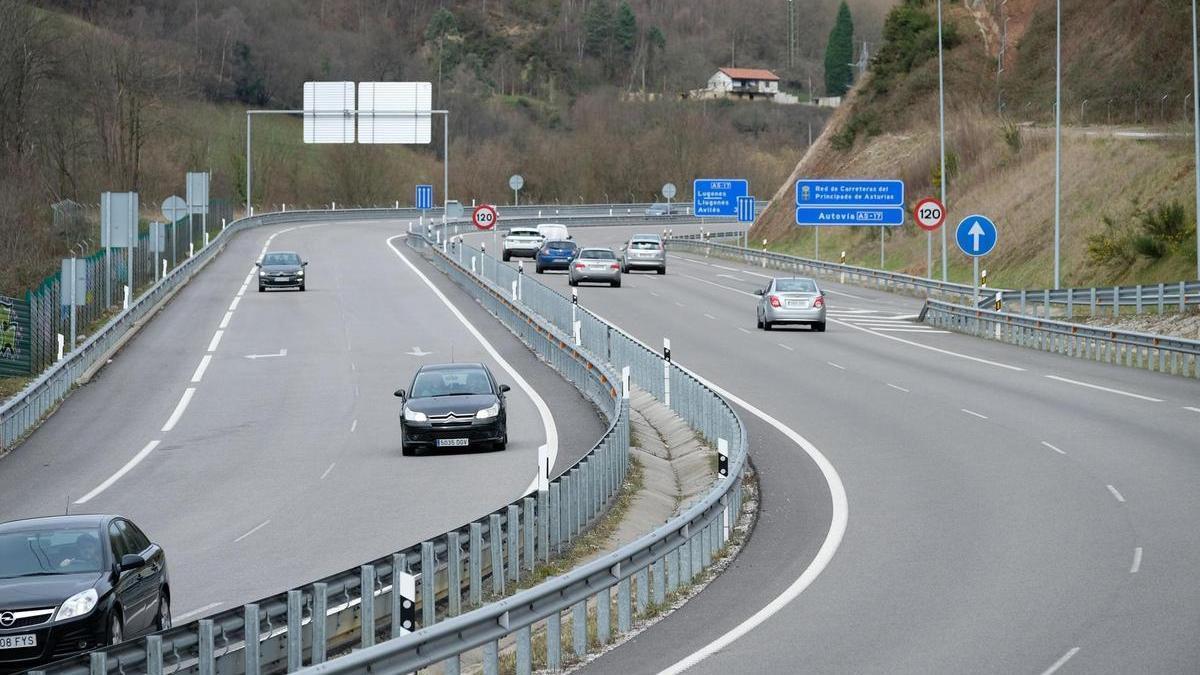Tráfico en la autovía AS-17 a su paso por Langreo, los "túneles de Riaño".