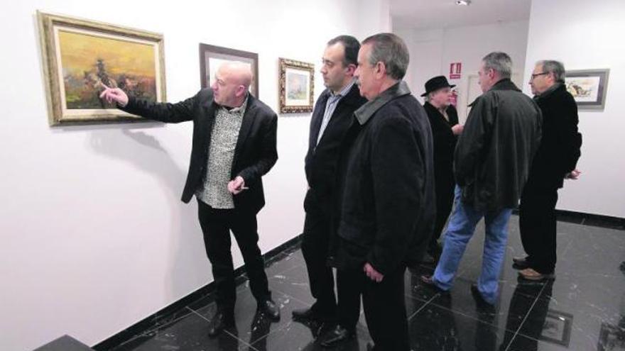 Ángel Almeida conversa con José Luis Bermúdez y Francisco Javier González sobre la obra de Castilviejo.