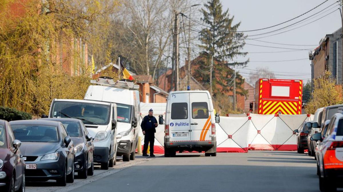 La policia investigant a la zona de l’atropellament.  | REUTERS