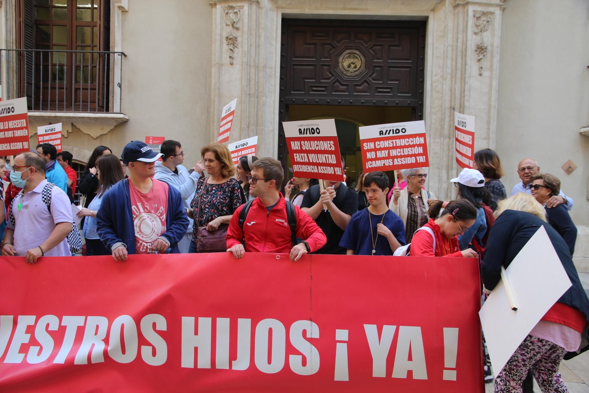 Concentración de Assido en Murcia ante la CHS