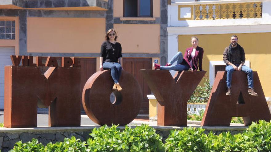 Alumnos de Erasmus en la entrada de Moya.