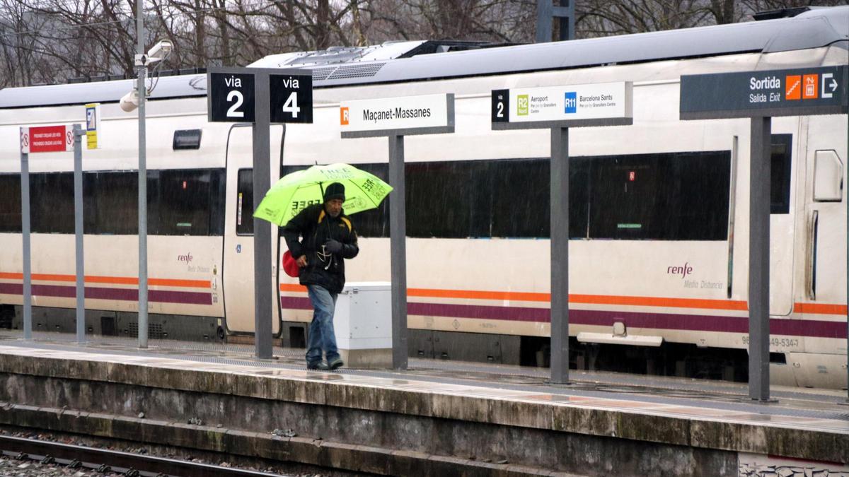 Un usuari que ha baixat del tren en busca d'alternatives a Rodalies, a Maçanet de la Selva.