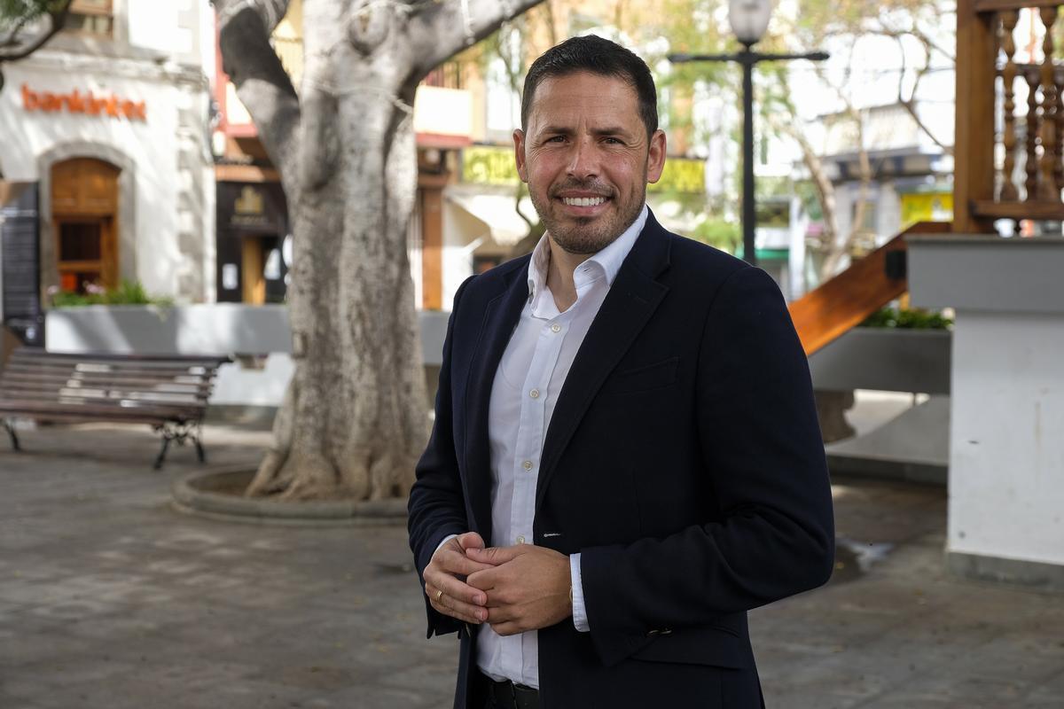 Héctor Suárez, concejal de Coalición Canaria, en la plaza de San Gregorio.