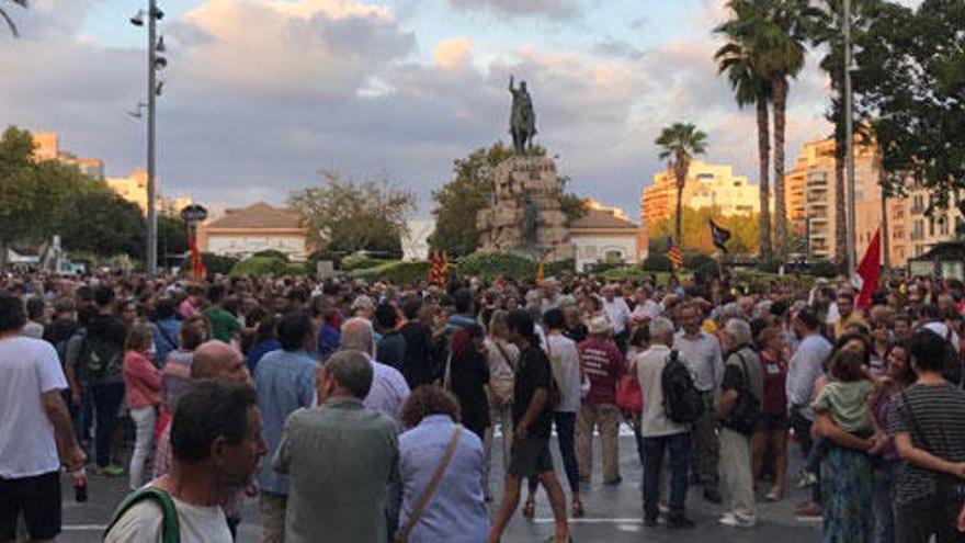 Miles de personas se manifiestan en Palma para apoyar el referéndum catalán