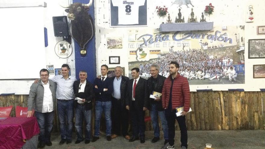 Conferenciantes antes de la charla-coloquio para analizar el pasado y el futuro de la fiesta del Toro.