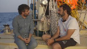 Jordi Évole y Òscar Camps conversan a bordo del ’Astral’, en un momento del documental.