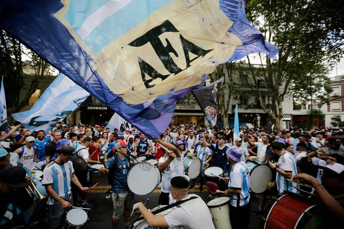 Los fanáticos de Argentina animan a su equipo antes del partido amistoso de fútbol entre Argentina y Panamá, en Buenos Aires.