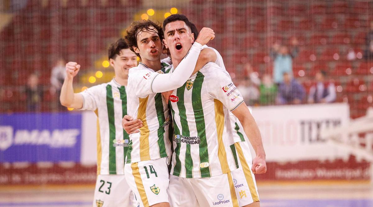 Murilo, Pablo del Moral y Carlos Gómez celebran un gol en la presente temporada.