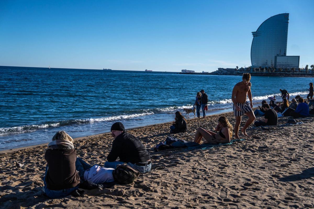 En manga corta a 8 de diciembre en Barcelona. La buena temperatura, llena las playas de la ciudad.