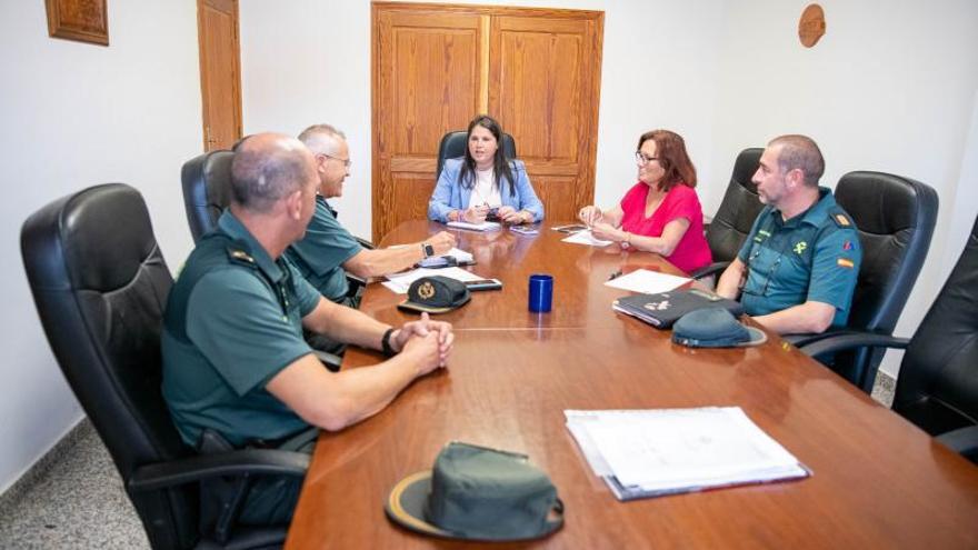 Imagen de la reunión de la alcaldesa de Tuineje, Esther Hernández, con los mandos de la Guardia Civil. | | LP/DLP