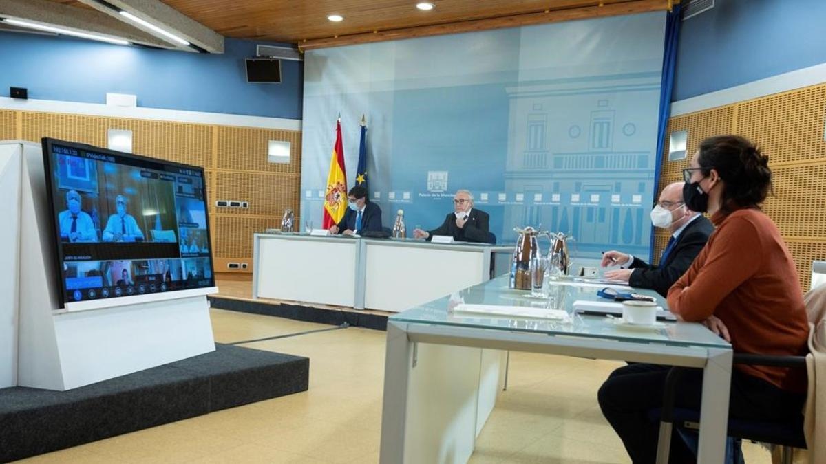 Salvador Illa y Manuel Castells, en la reunión intersectorial de sanidad y educación.