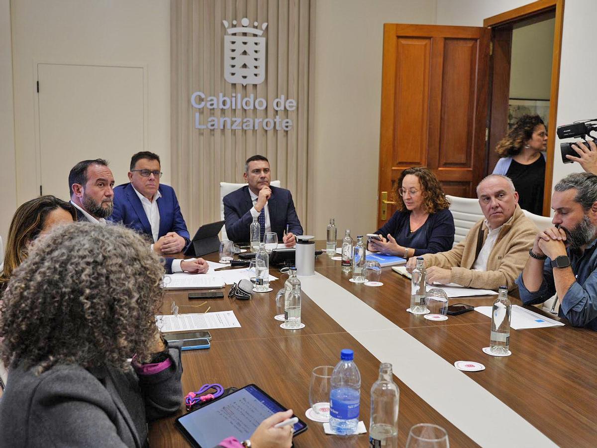 Reunión del consejero de Politica Territorial y Aguas del Gobierrno de Canarias, Manuel Miranda, y el presidente del Cabildo de Lanzarote, Oswaldo Betancort, junto a técnicos este viernes en la Corporación Insular