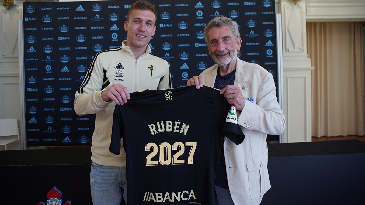 Rubén y Mouriño, tras la firma.