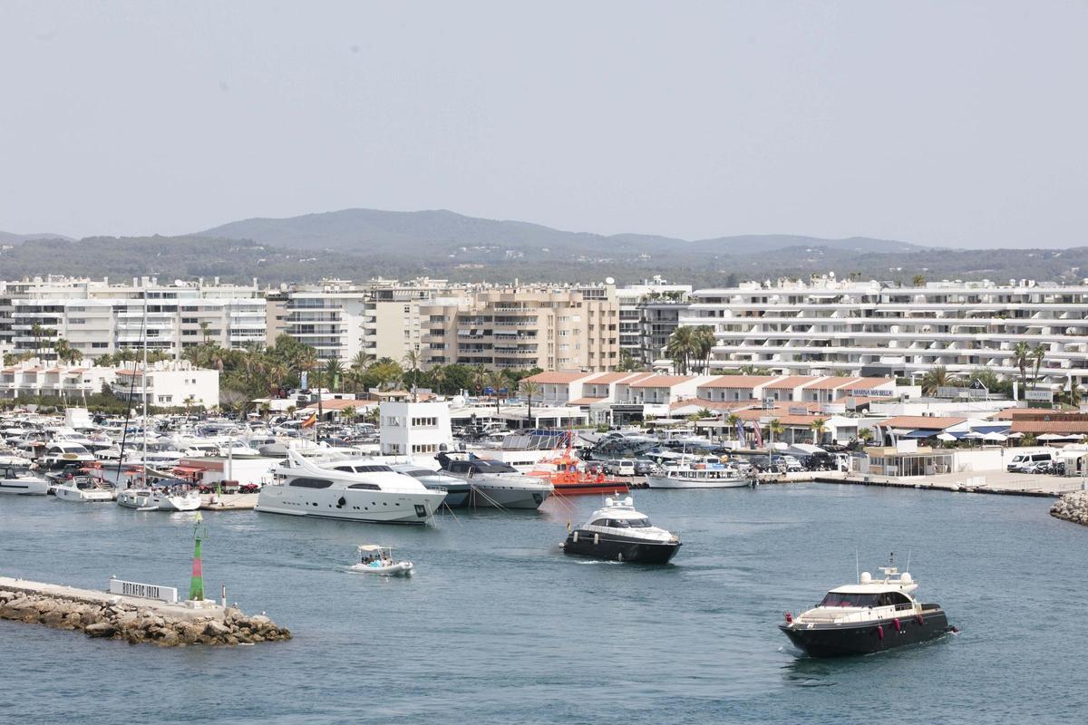 Galería de imágenes de los barcos de Transmediterránea en el puerto de Ibiza Galería de imágenes de los barcos de Transmediterránea en el puerto de Ibiza