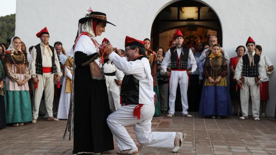 Hoy volverá el baile payés a Sant Agustí. | ZOWY VOETEN