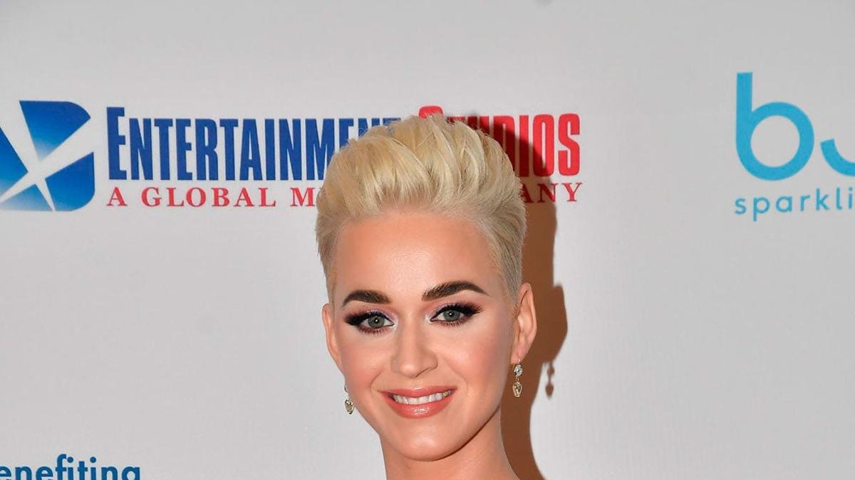 Katy Perry y su look de vestido lencero con deportivas para una cena romántica con Orlando Bloom