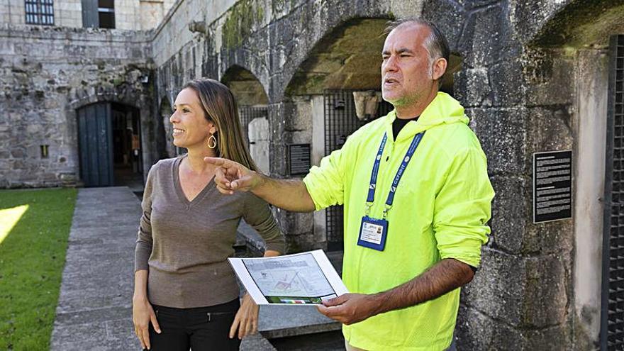 La edil de Deportes, Mónica Martínez, y el guía Suso Martínez.  | // L. O.