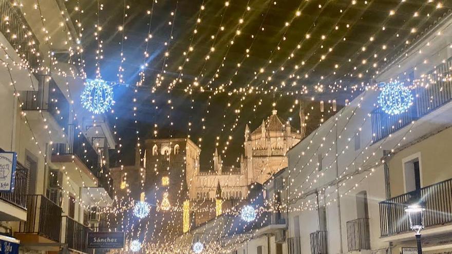 Decenas de bolas y un río de luces adornan las calles.