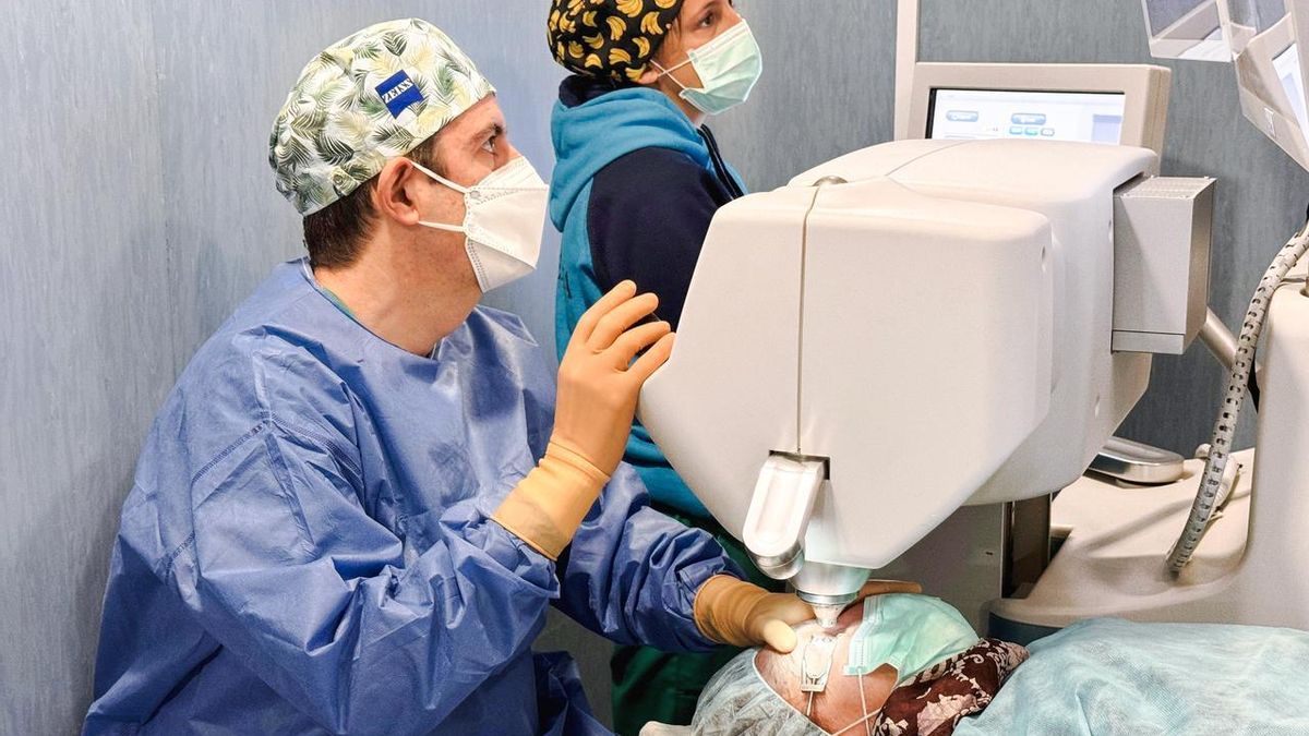 El doctor Humberto Carreras, durante una operación con láser femtosegundo.