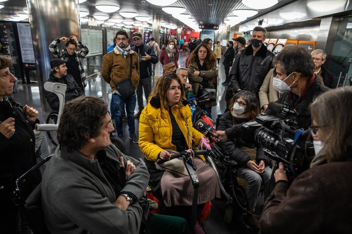 Personas con movilidad reducida piden mejoras en trenes, buses y estaciones para evitar accidentes y obstáculos en el acceso al transporte público