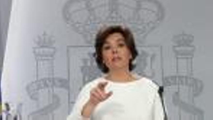 Soraya Sáenz de Santamaría, vestida de blanc rigorós, s&#039;explica als mitjans en la roda de premsa posterior al Consell de Ministres, que habitualment es reuneix cada divendres al palau de la Moncloa, a Madrid.