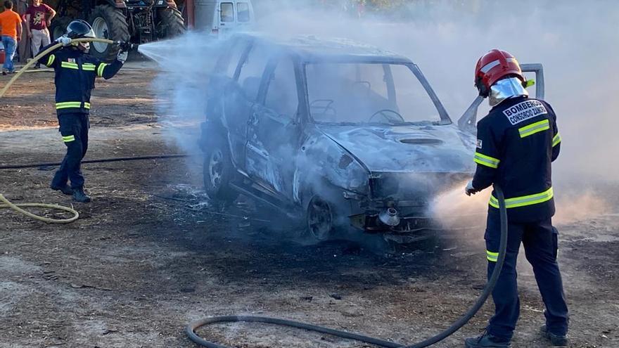 Estado en el que quedó el coche una vez apagado el fuego.