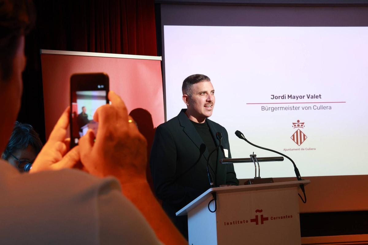 El alcalde de Cullera, Jordi Mayor, durante su intervención en Bremen.