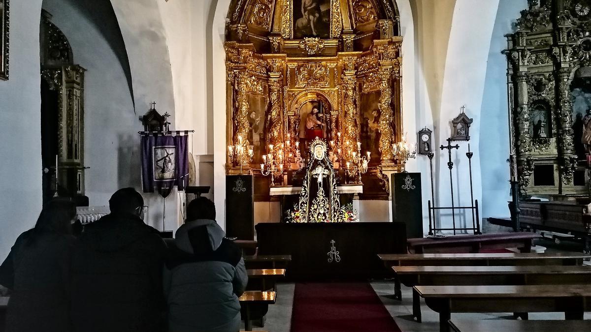La imagen de la Virgen de la Soledad preside el altar mayor de la iglesia