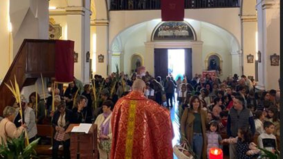 Iglesia abarrotada durante el Domingo de Ramos en Canet