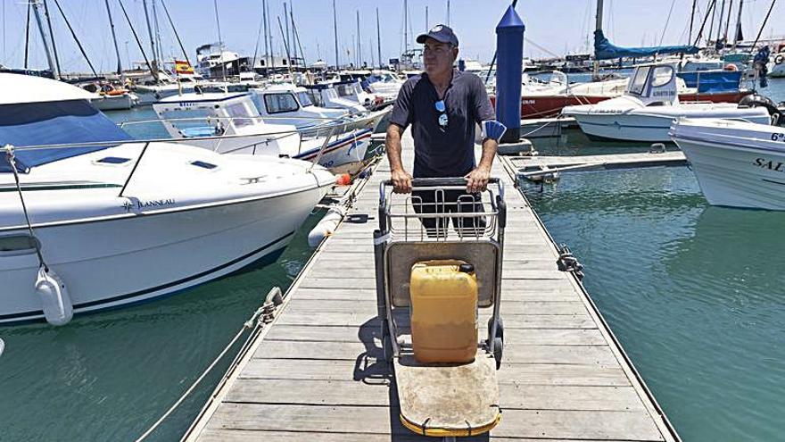 Los pescadores de Corralejo exigen al Gobierno una gasolinera en el muelle