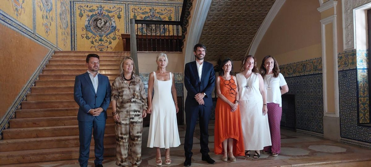 El ministro Urtasun y la consejera Patricia del Pozo, y sus equipos, en la entrada del Palacio de Monsalves, sede de la ampliación del Museo.