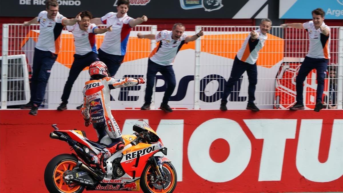 Marc Márquez cruza la línea de meta en Argentina..