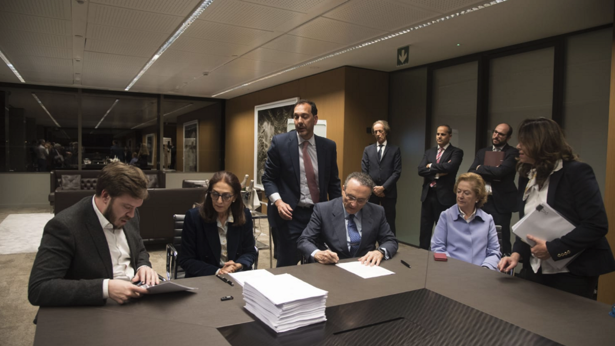 Antonio Asensio y Javier Moll firman la compraventa del Grupo Zeta