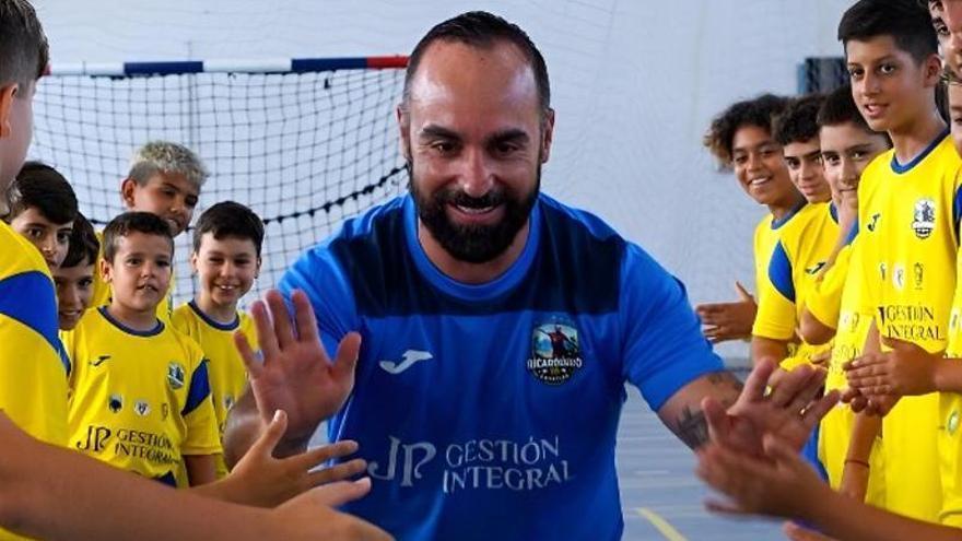 Ricardinho alerta sobre la falta de formación técnica y el estancamiento del fútbol sala en su visita a Tenerife