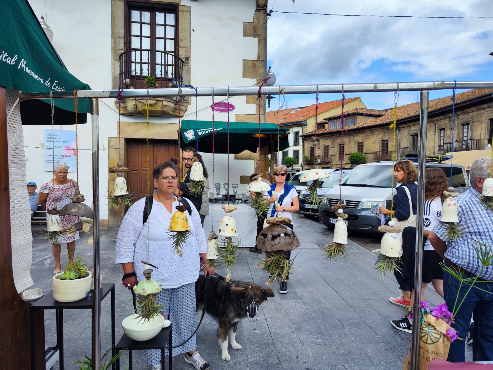 Comercio y artesanía llenan las calles de Villaviciosa