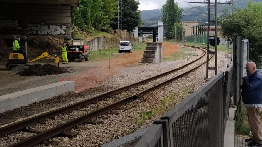 Un vecino sigue el desarrollo de los trabajos, ayer, en Sama. | M. Á. G.