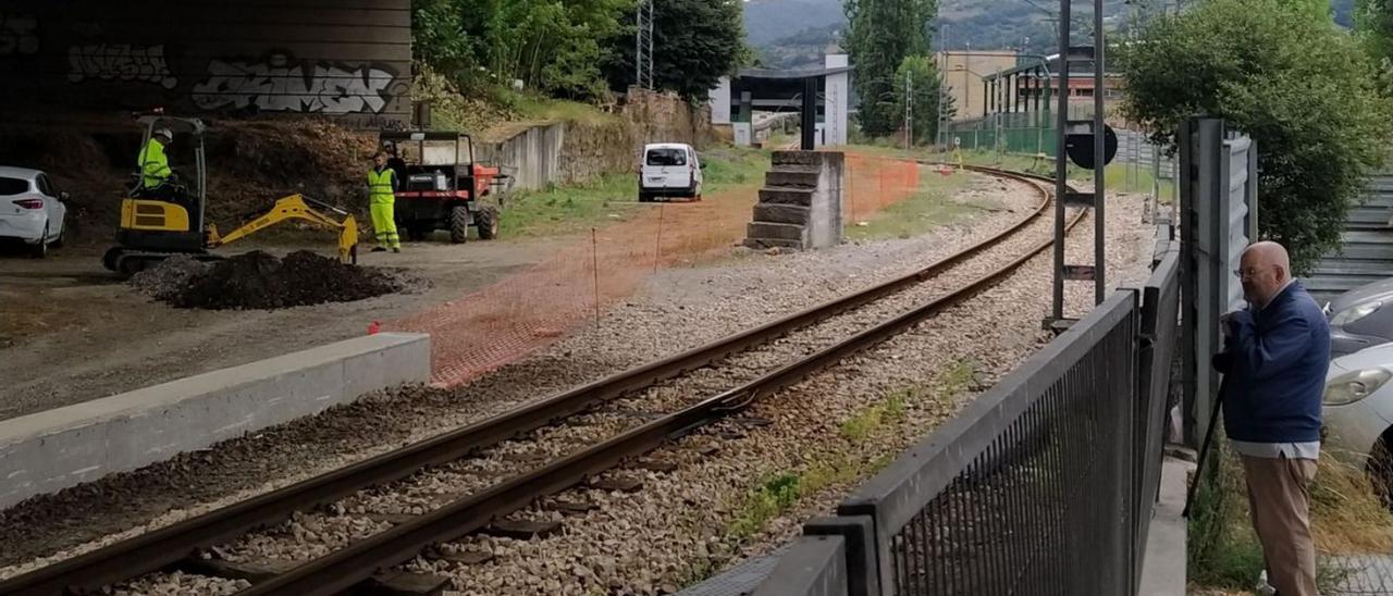 Un vecino sigue el desarrollo de los trabajos, ayer, en Sama. | M. Á. G.