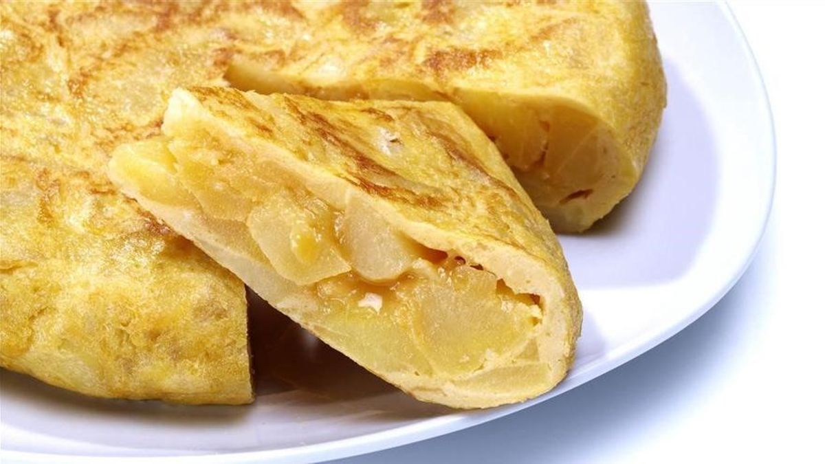 El truco para dar la vuelta a la tortilla de patatas sin liarla