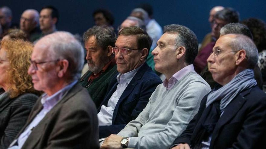 Público ayer en el Club, con Juan Vázquez en el centro y Alfonso Toribio en primer término.